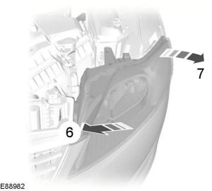 6. Tire del faro cuidadosamente hacia el centro del vehículo, por detrás de la