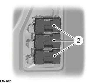 2. Desmonte la tapa de la caja de fusibles correspondiente.