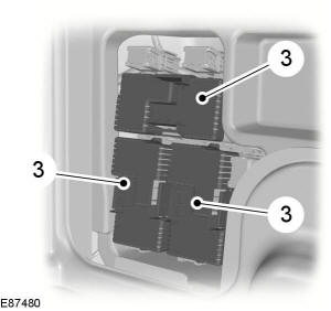 3. Desmonte la tapa de la caja de fusibles correspondiente.